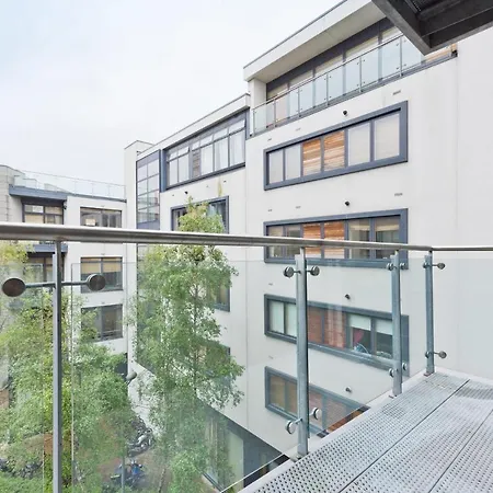 Bright 2br In City Centre Apartment