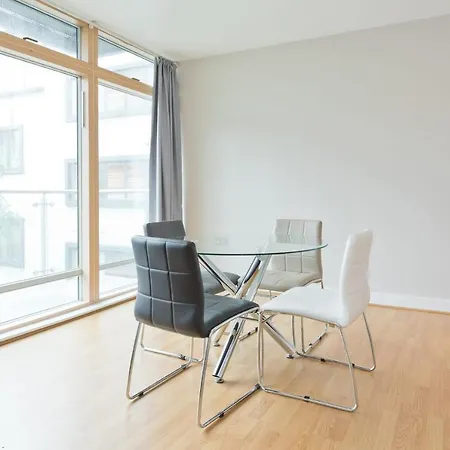 Bright 2br In City Centre Apartment *