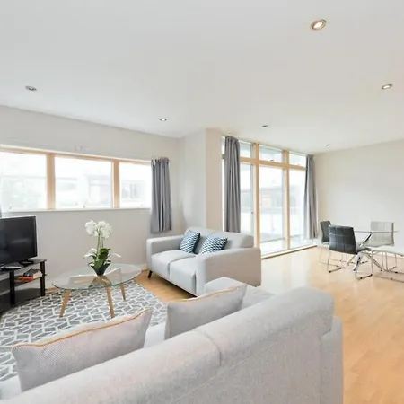 Apartment Bright 2br In City Centre