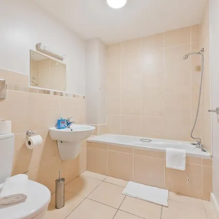 Bright 2br In City Centre Apartment *